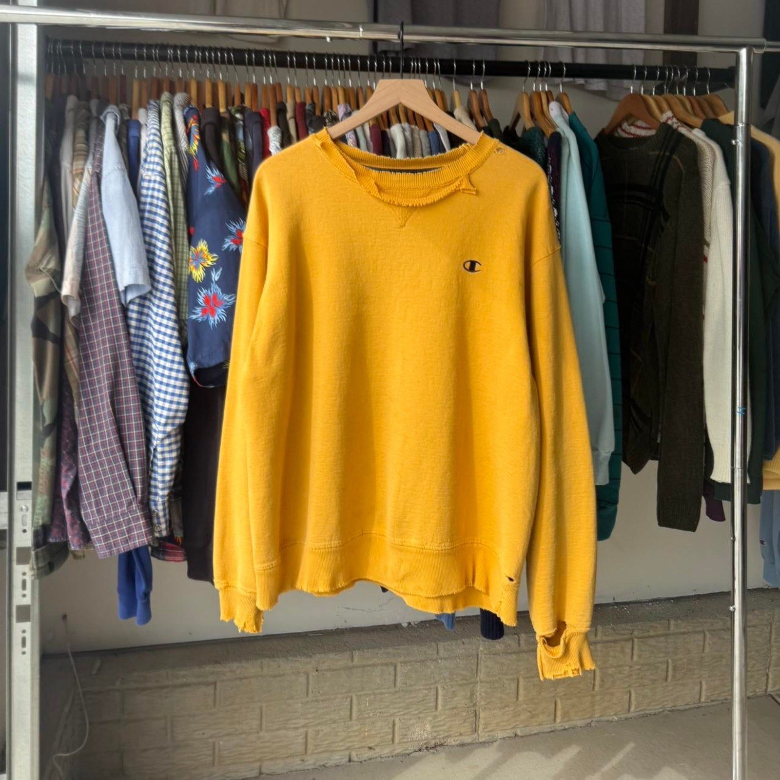 Beautifully distressed 90s champion crewneck M